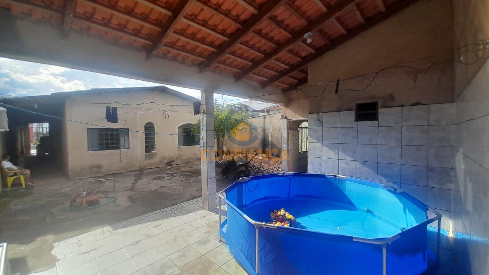 Casa na Av. Mamoré (Zona Leste) - 04 quartos sendo 01 Suíte