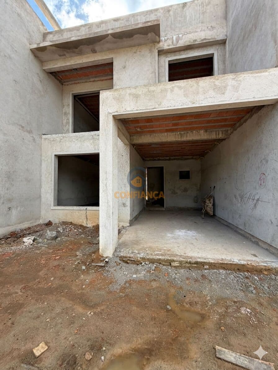 Sobrado no Lagunas Residencial Clube com 04 Suítes - Apto a Financiamento