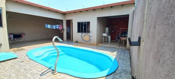 Casa com Piscina no Bairro Floresta de 02 quartos - Apta a Financiamento