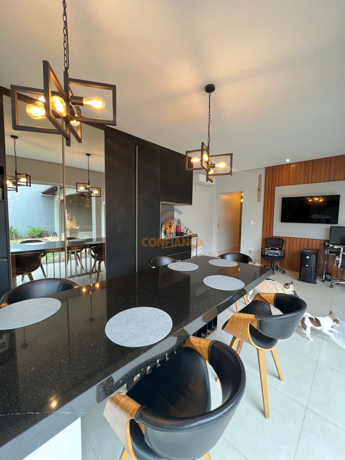 Casa Porteira Fechada de 04 Suítes no Residencial Alberto Jaquier