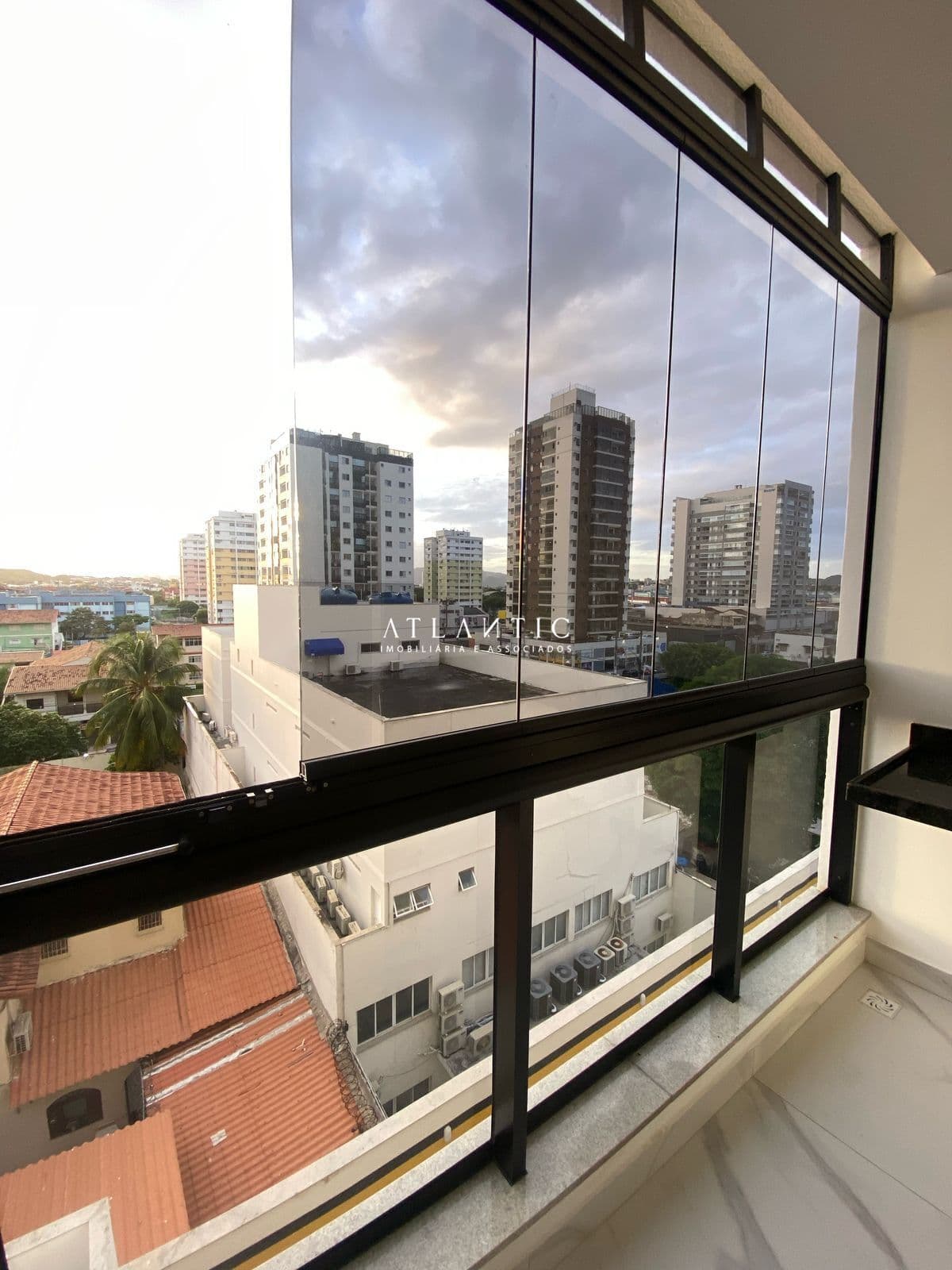 Predio novo, Uma quadra do mar, 2 Quartos com suite, todo montado e decorado!