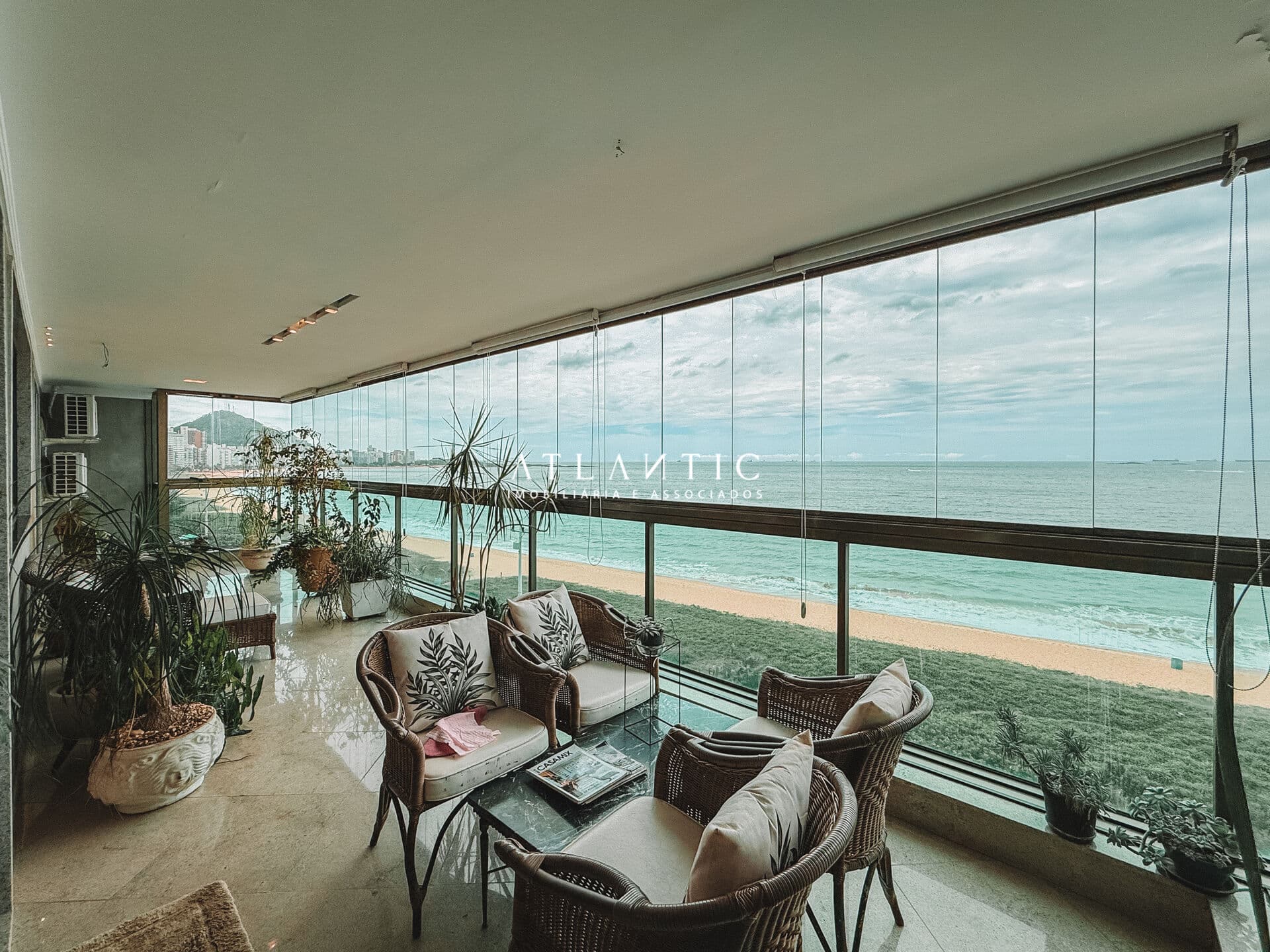 Exclusivo! Gigante de frente mar na praia da costa!