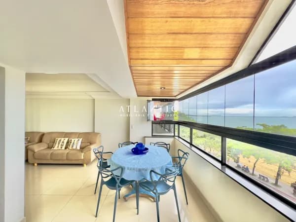 Apartamento grande, de três quartos, frente mar, Praia de Beverly Hills!