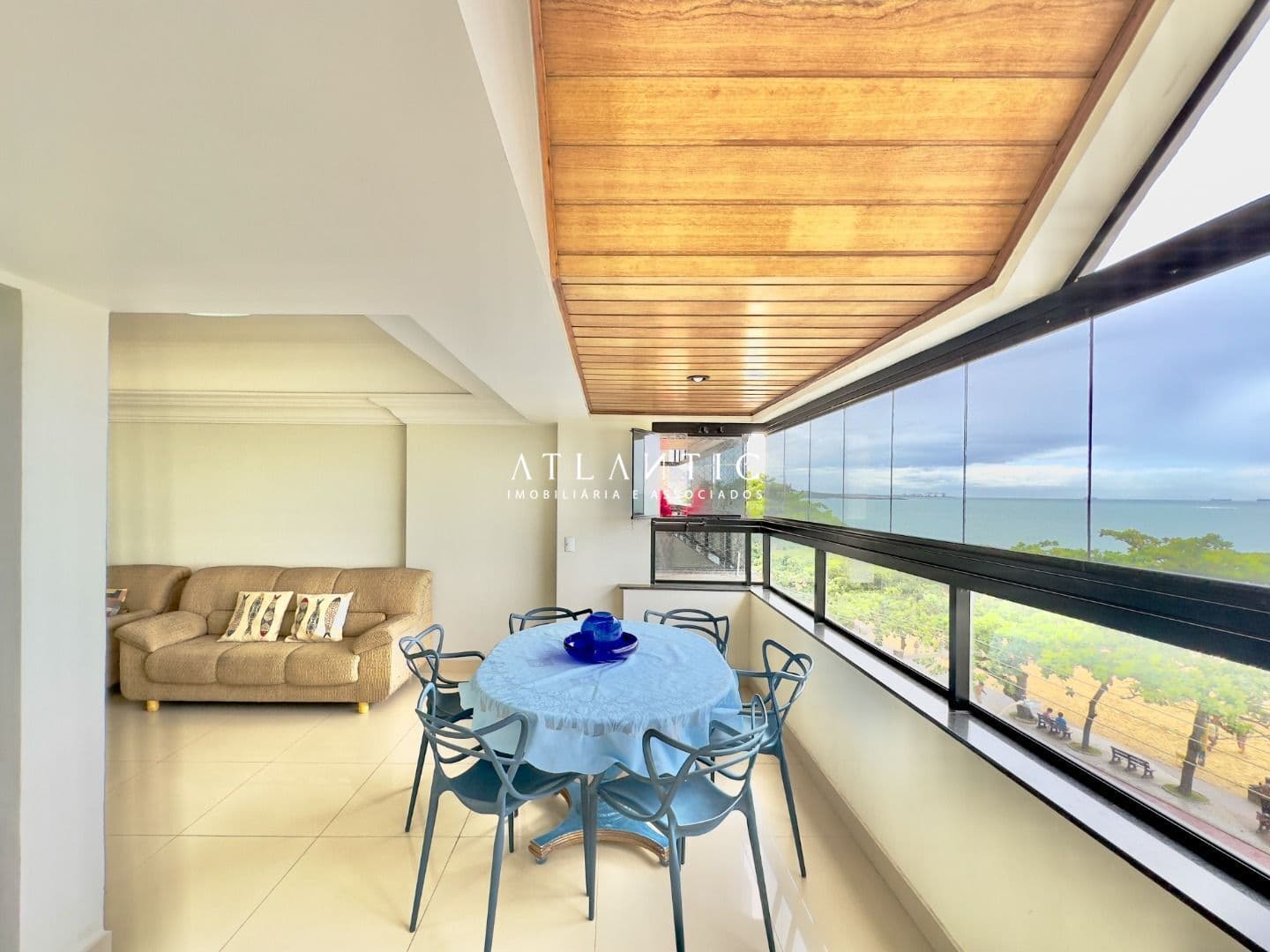 Apartamento grande, de três quartos, frente mar, Praia de Beverly Hills!