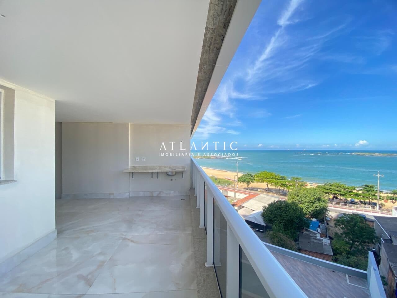 Vista para o mar, com 03 quartos com 02 suítes alto padrão