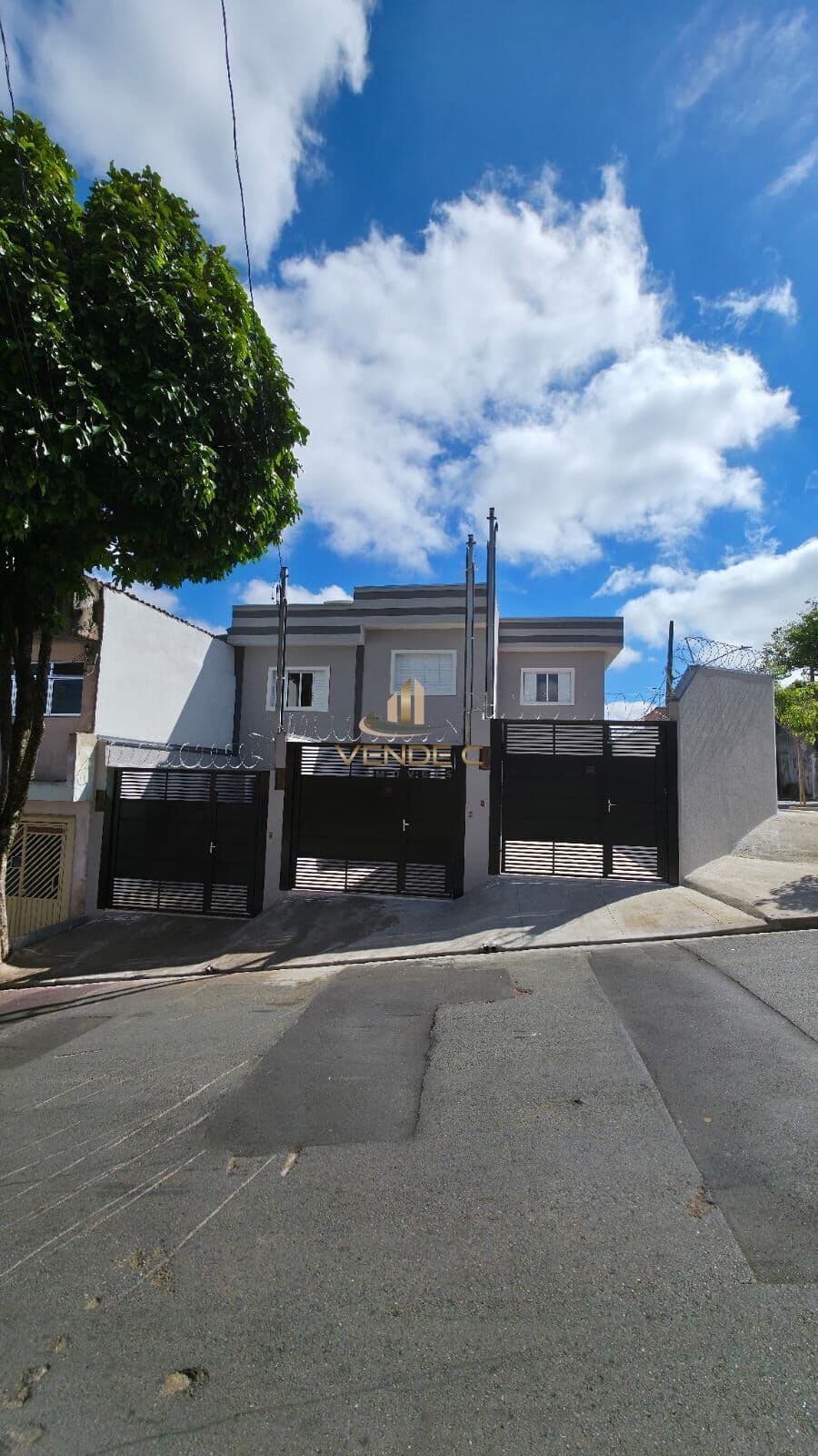 Sobrado à Venda no Lajeado com Quintal e 3 Vagas