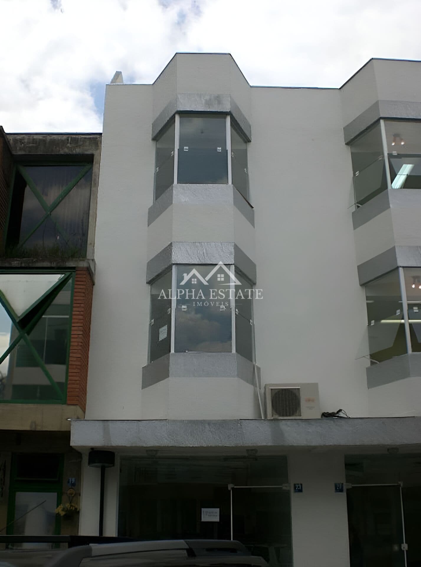Prédio no Centro Comercial Alphaville