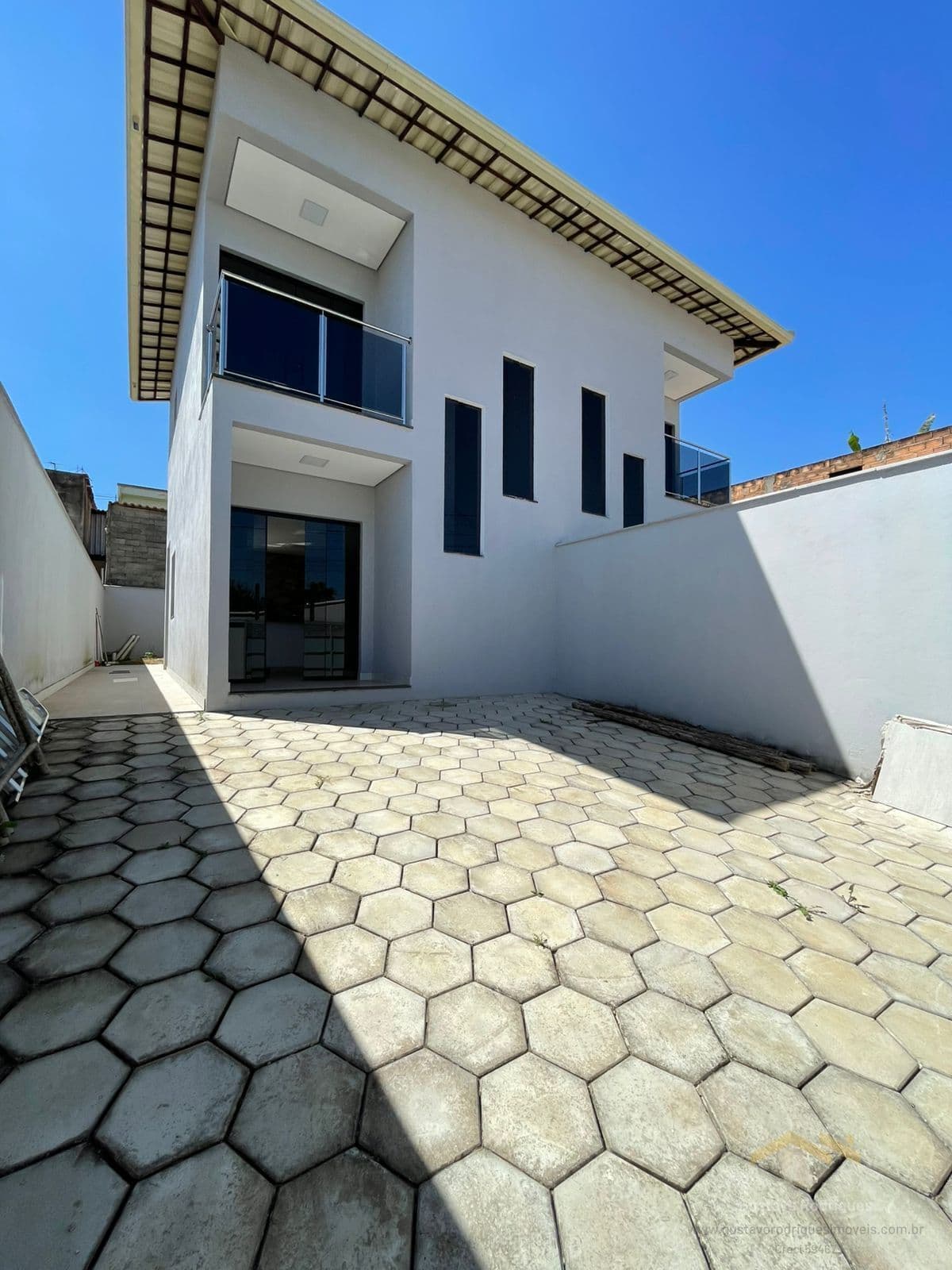 Sobrado em Sarzedo - Centro
