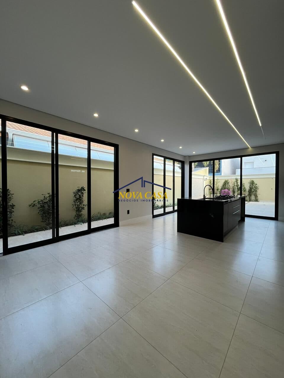 Casa Alto Padrão no condomínio Margarida de Holstein