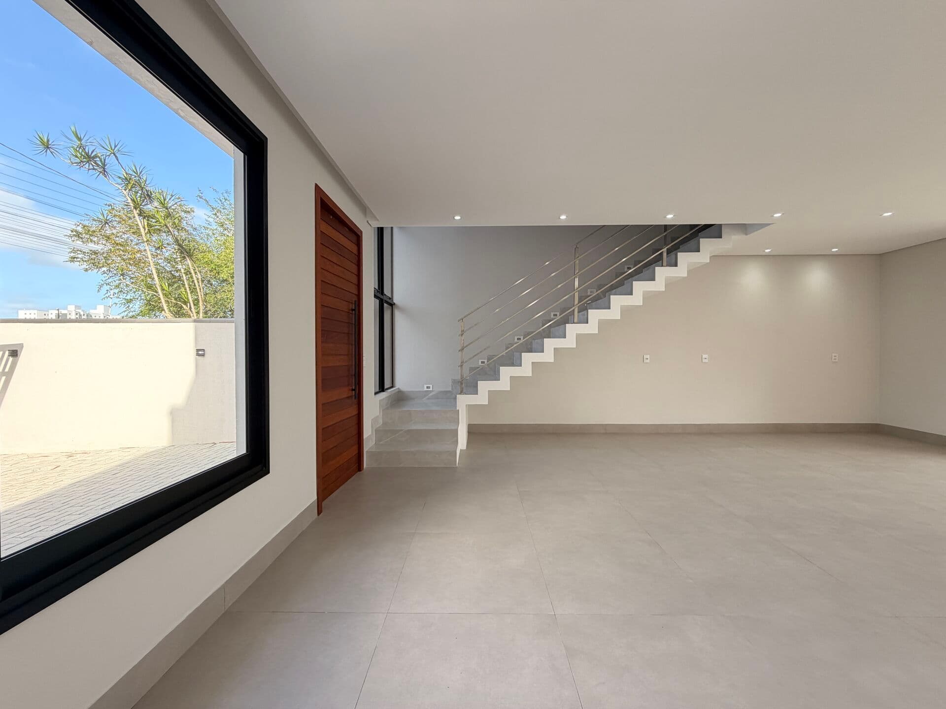Casa Geminada de Alto Padrão à Venda no Bairro Glória em Joinville com Suíte, Piscina e Amplo Terreno