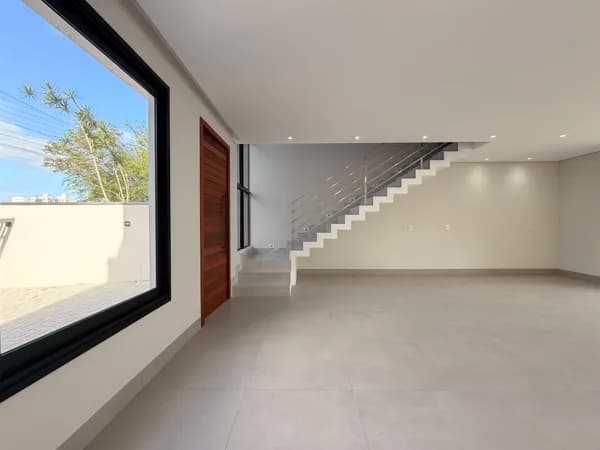 Casa Geminada de Alto Padrão à Venda no Bairro Glória em Joinville com Suíte, Piscina e Amplo Terreno