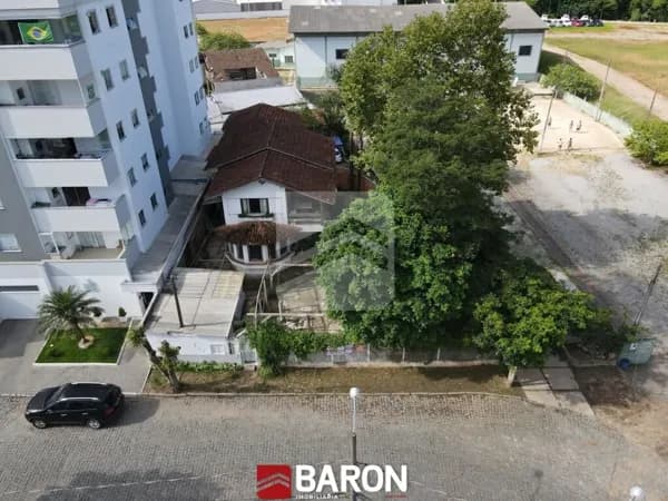 Casa - Em área comercial | Bairro São Luiz