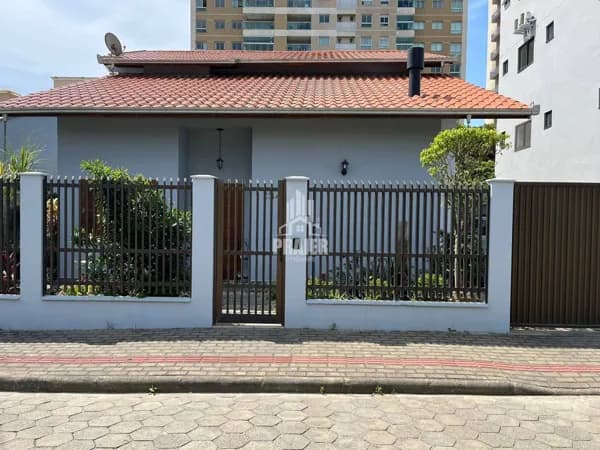 Casa à venda no bairro Itacolomi em Balneário Piçarras/SC