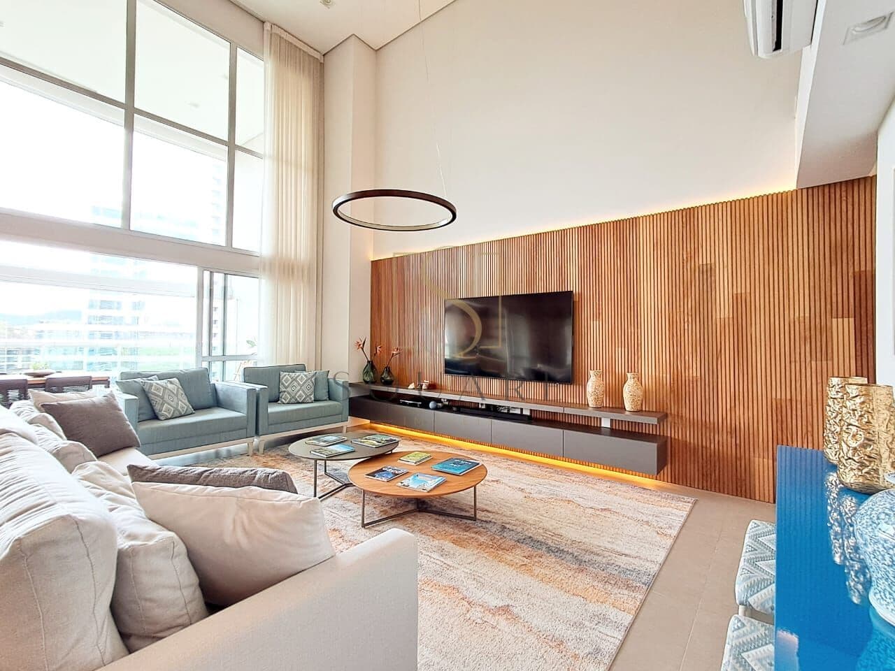 Apartamento Luxuoso Mobiliado e Decorado em Alphaville | Pé-Direito Duplo e 4 Suítes