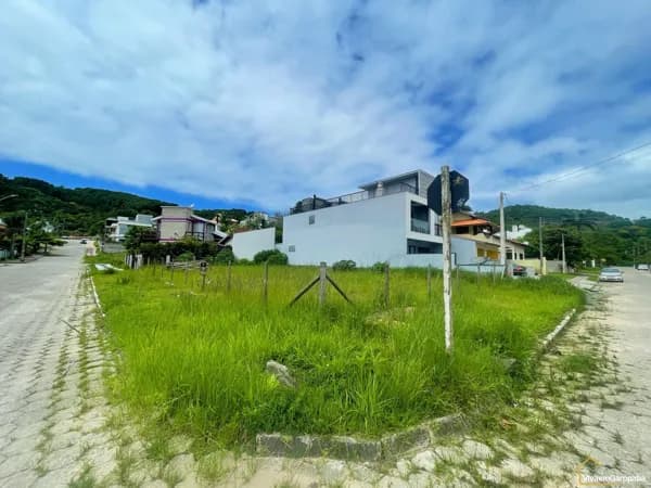 Lindo Terreno de Esquina