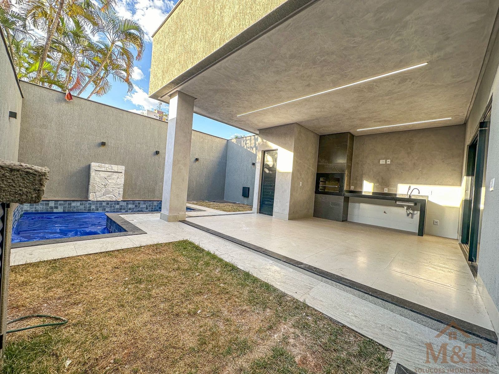 Sobrado de alto padrão com piscina, 4 quartos, sendo 3 suítes, no Jardim América