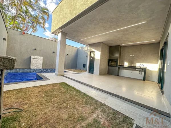 Sobrado de alto padrão com piscina, 4 quartos, sendo 3 suítes, no Jardim América