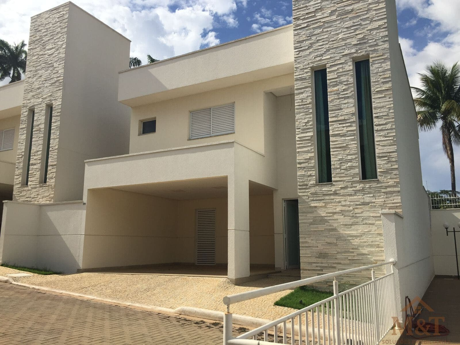 Sobrado com 3 suítes plenas próximo ao Jardins Mônaco
