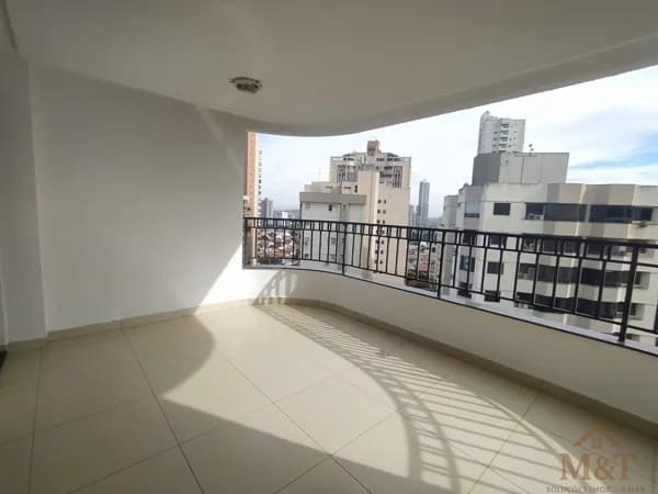 Apartamento 4 suítes com churrasqueira à carvão na varanda