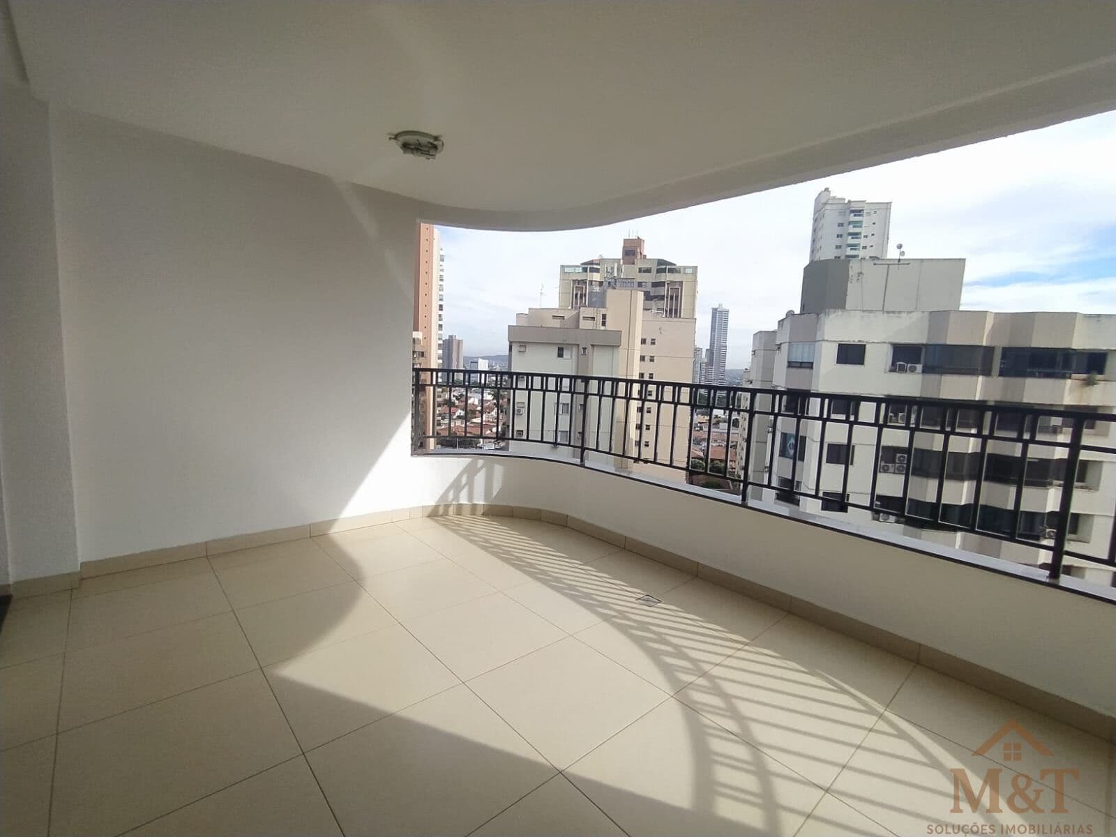 Apartamento 4 suítes com churrasqueira à carvão na varanda