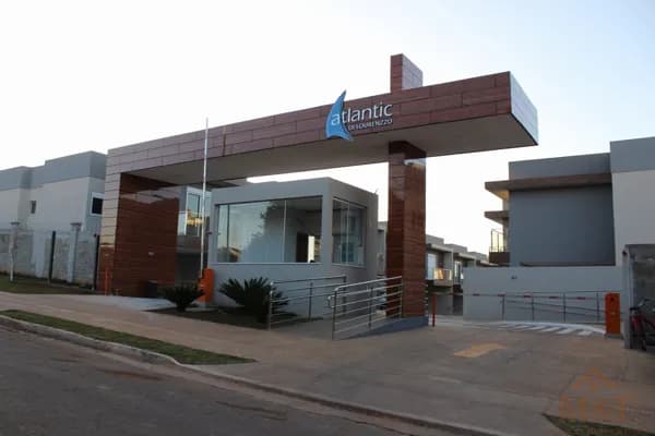 Sobrado em condomínio fechado, 191m², 4 suítes, com piscina privativa no Jardim Atlântico