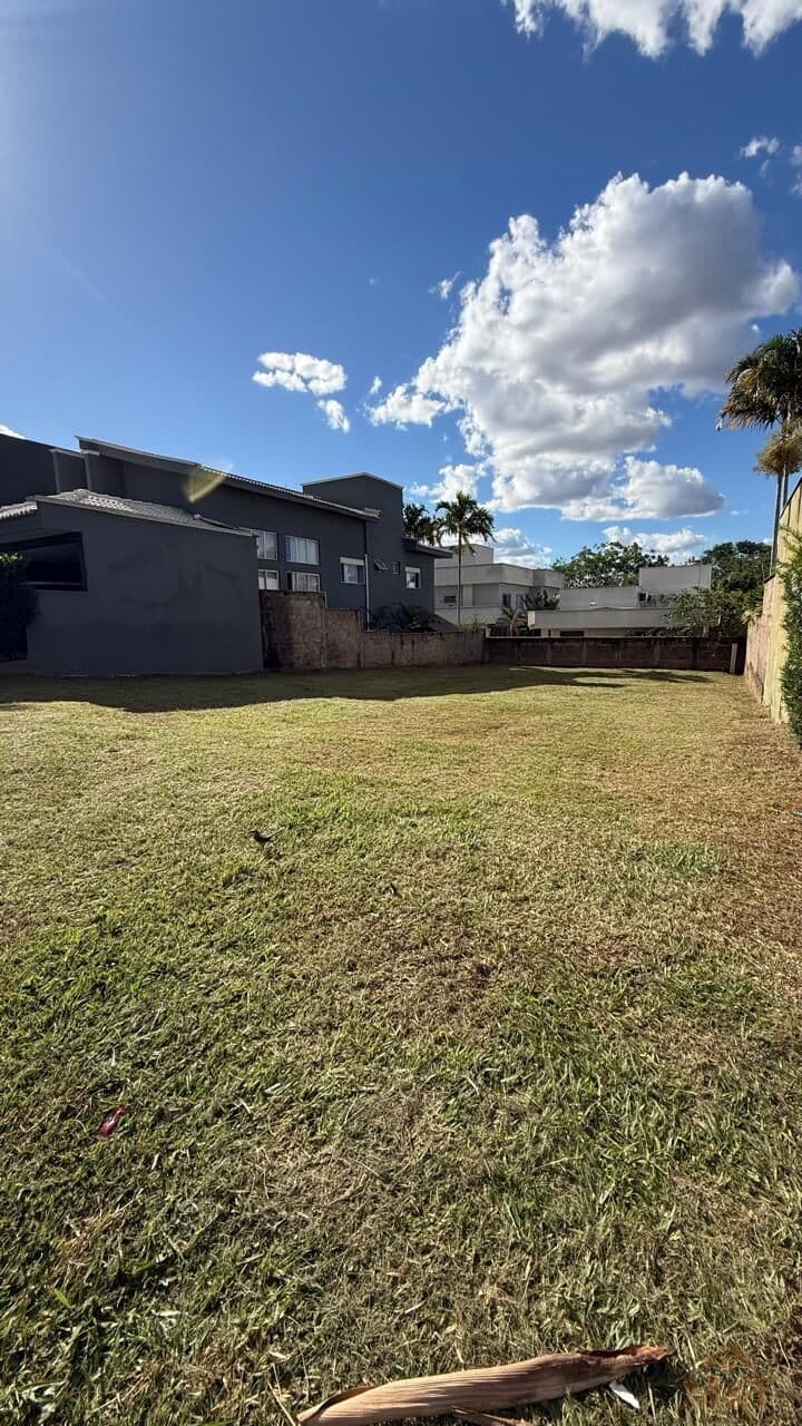 Lote de 381 m2 no Condomínio Valência