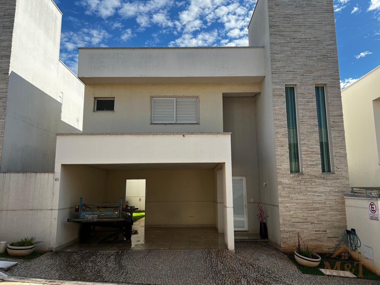 Condomínio Fechado de Sobrados 3 suítes próximo ao Jardins Mônaco
