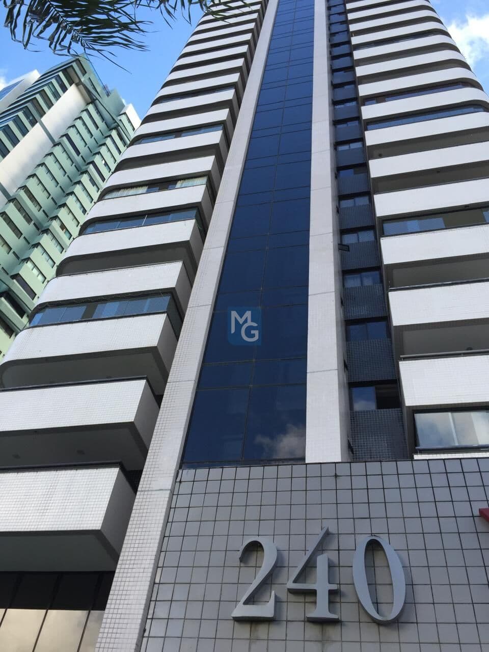 VENDO APARTAMENTO DE LUXO NA MADALENA - EDF ILHA DO RETIRO