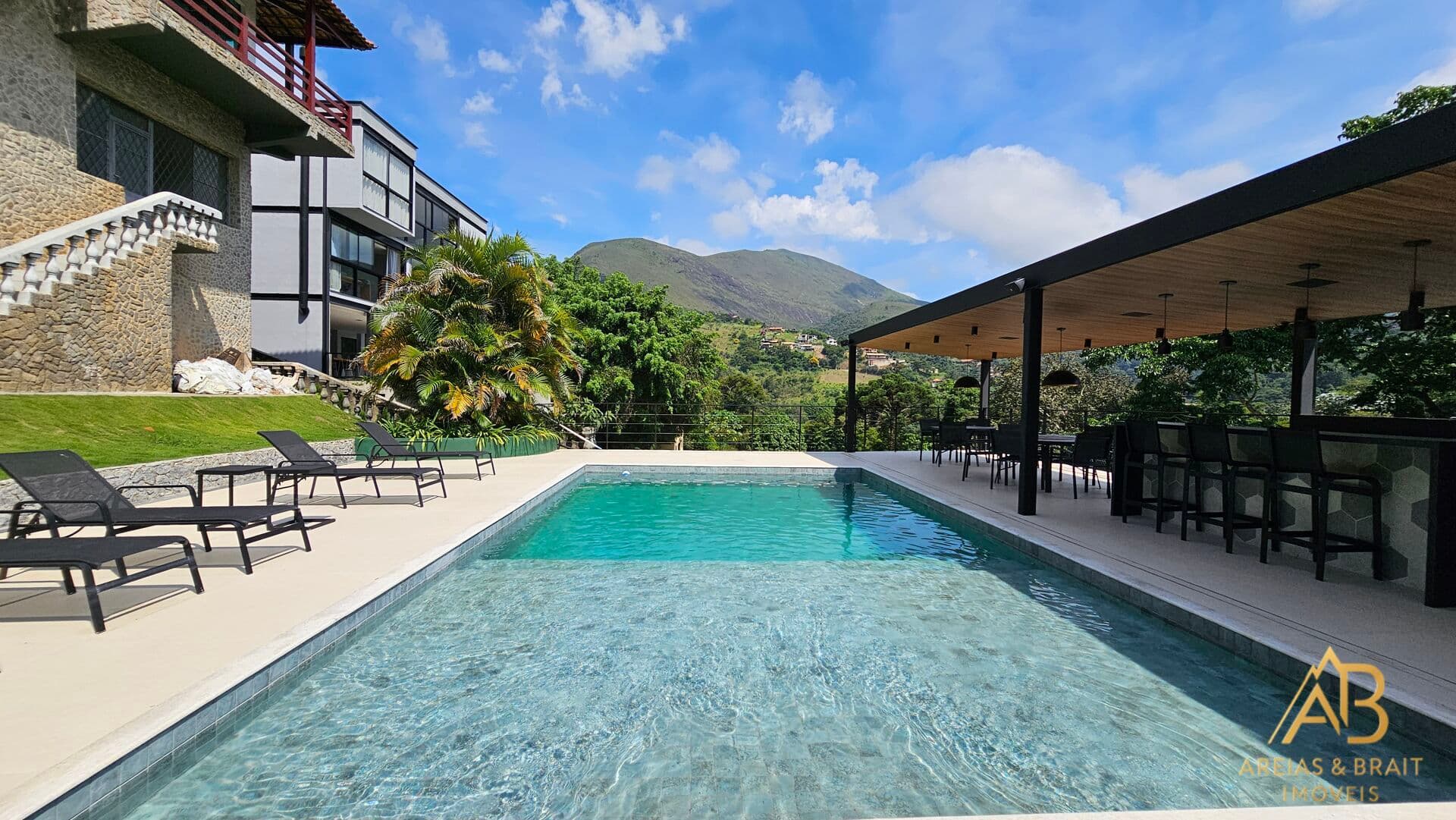 Casa à Venda no Jardim Itaipava com 4 quartos, sendo 2 suítes por R$ 2.490.000,00 - Petrópolis, RJ