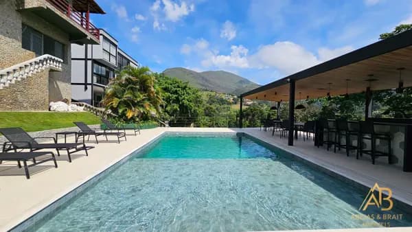 Casa à Venda no Jardim Itaipava com 4 quartos, sendo 2 suítes por R$ 2.490.000,00 - Petrópolis, RJ