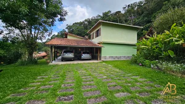 Refúgio Particular em Itaipava: Sítio com Vista Panorâmica e Pomar Produtivo por R$ 997.000,00