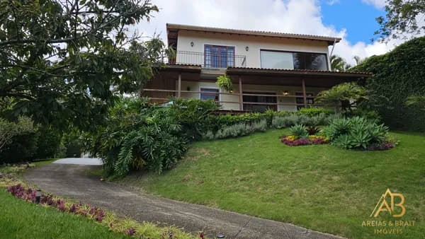 Refúgio Exclusivo em Nogueira: Gourmet, Natureza e Conforto na Serra por R$ 1.890.000,00