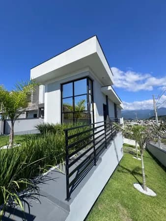 Casa Alto Padrão, com três dormitórios, em Alto Aririu, Palhoça/SC