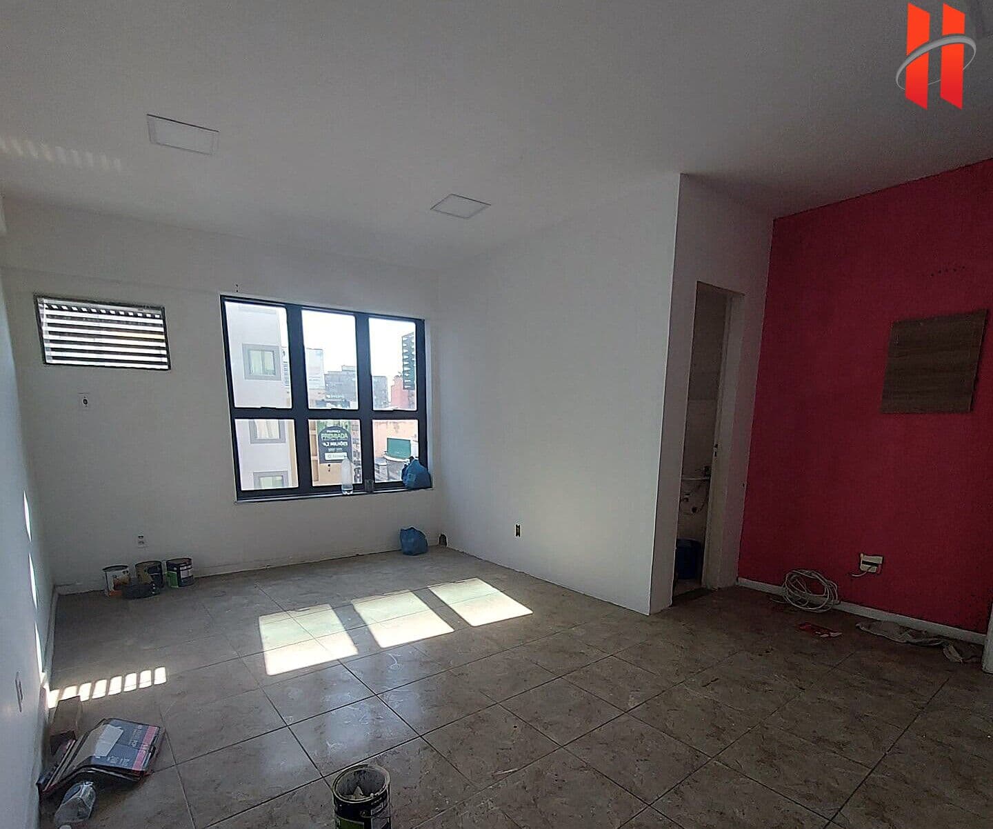 SALA COMERCIAL para alugar com 27m² de esquina com a Av. Brigadeiro Lima e Silva no Jardim 25 de Agosto - Duque de Caxias/RJ