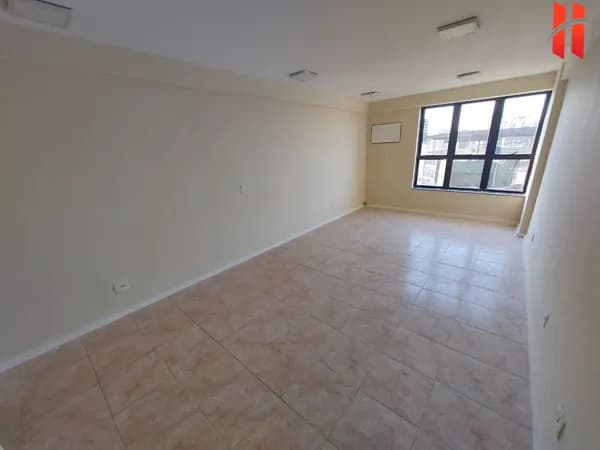 SALA COMERCIAL com 28m² de esquina com a Av. Brigadeiro Lima e Silva no Jardim 25 de Agosto - Duque de Caxias/RJ
