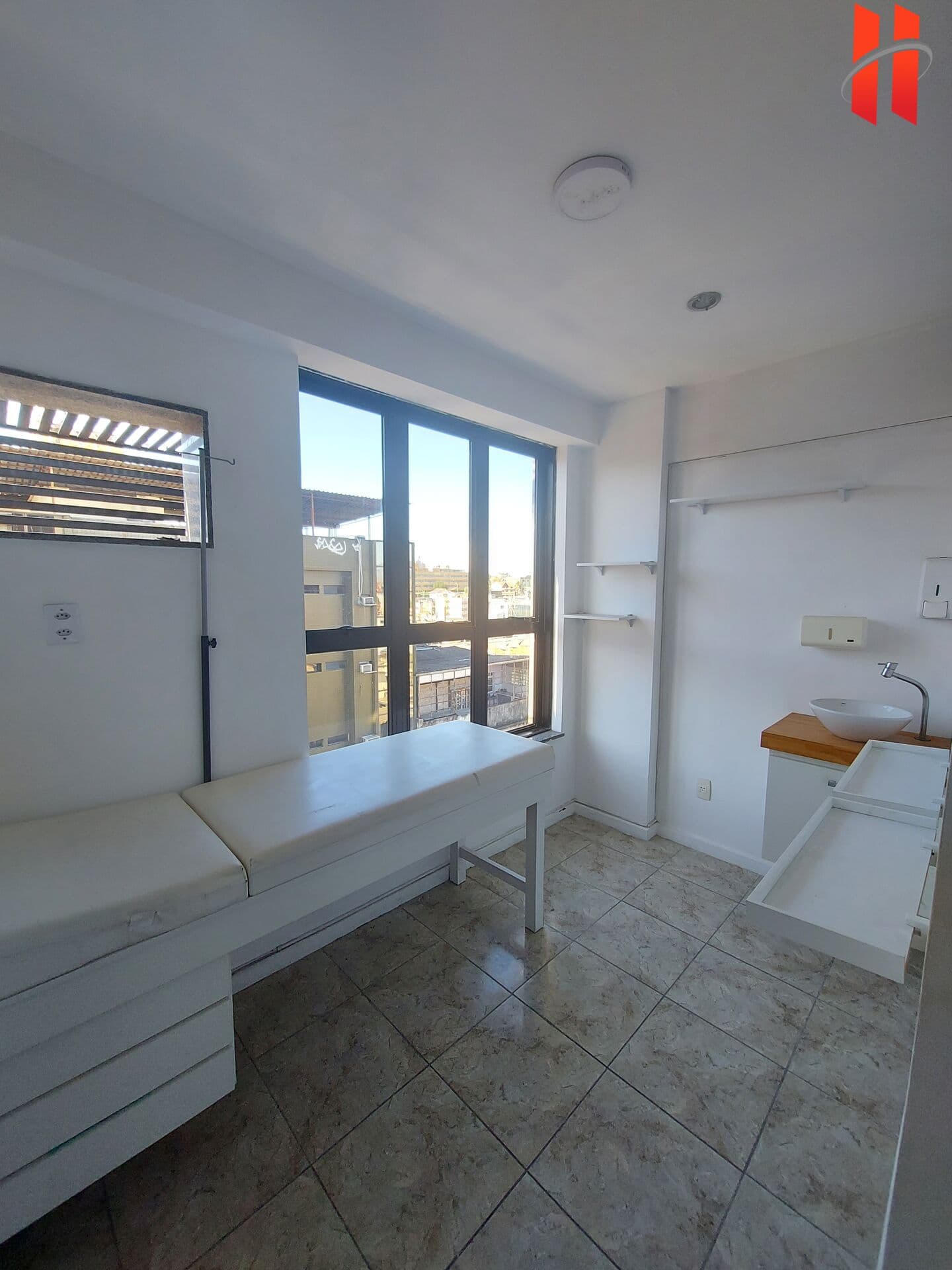 SALA COMERCIAL com 35m² de esquina com a Av. Brigadeiro Lima e Silva no Jardim 25 de Agosto - Duque de Caxias/RJ