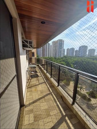 APARTAMENTO a poucos passos da PRAIA de 2 quartos + DCE à venda na Barra da Tijuca/RJ