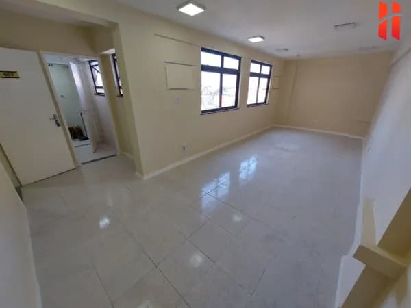 SALA COMERCIAL com 42m² de esquina com a Av. Brigadeiro Lima e Silva no Jardim 25 de Agosto - Duque de Caxias/RJ