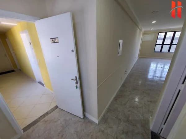 SALA COMERCIAL com 35m² de esquina com a Av. Brigadeiro Lima e Silva no Jardim 25 de Agosto - Duque de Caxias/RJ