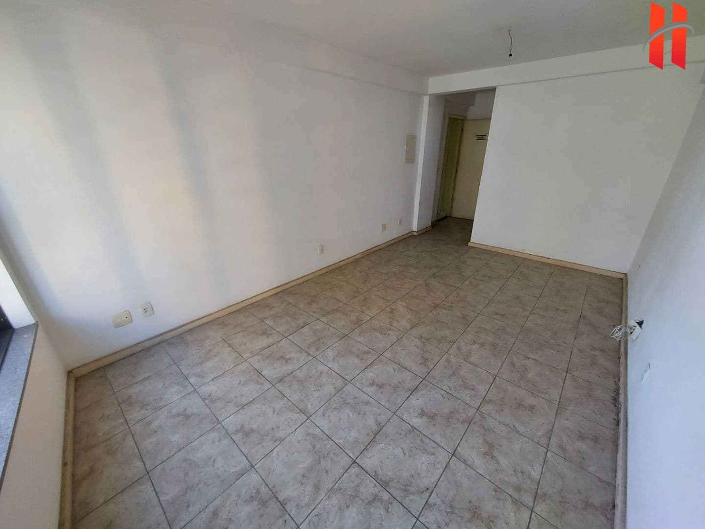 SALA COMERCIAL com 28m² de esquina com a Av. Brigadeiro Lima e Silva no Jardim 25 de Agosto - Duque de Caxias/RJ