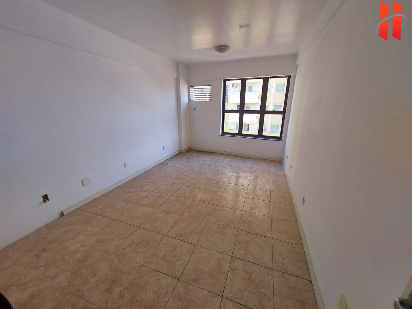 SALA COMERCIAL à venda com 28m² de esquina com a Av. Brigadeiro Lima e Silva no Jardim 25 de Agosto - Duque de Caxias/RJ