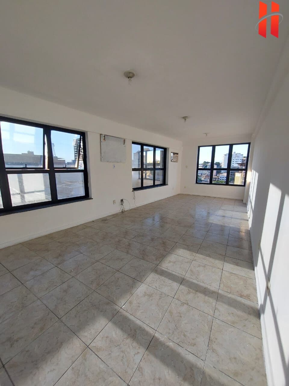 SALA COMERCIAL com 33m² de esquina com a Av. Brigadeiro Lima e Silva no Jardim 25 de Agosto - Duque de Caxias/RJ