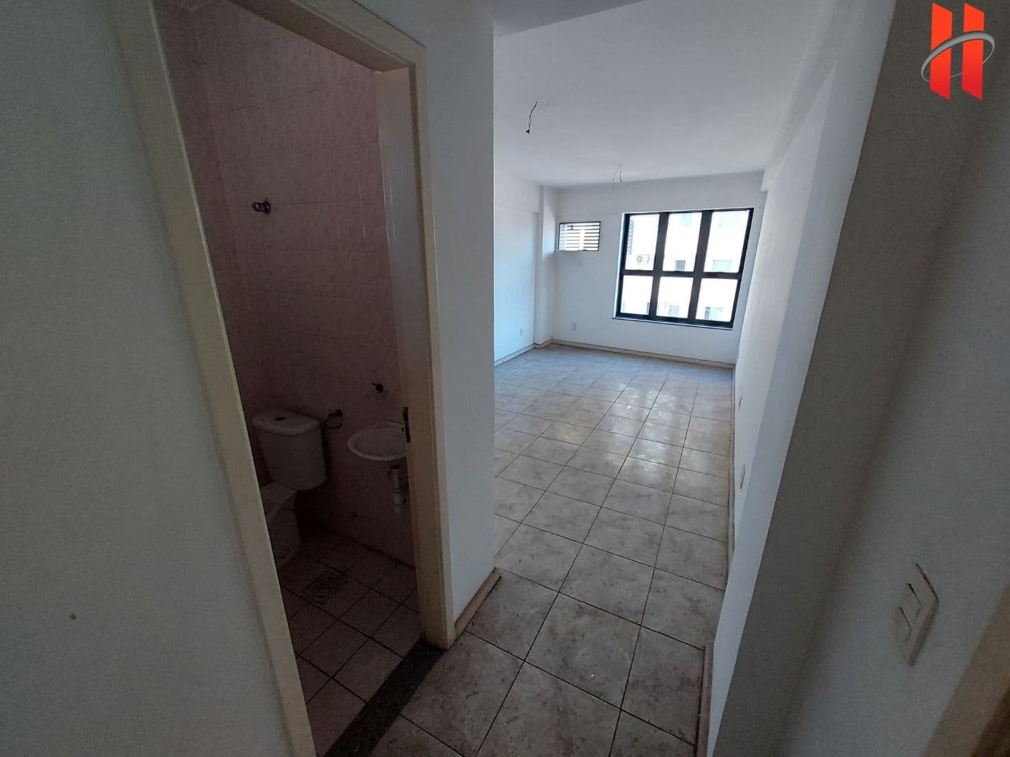 SALA COMERCIAL para alugar com 28m² de esquina com a Av. Brigadeiro Lima e Silva no Jardim 25 de Agosto - Duque de Caxias/RJ