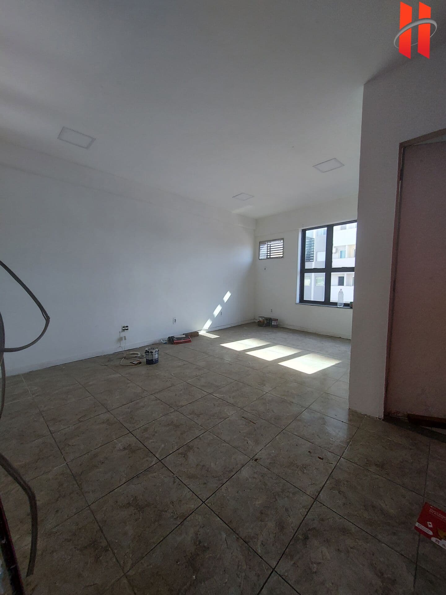 SALA COMERCIAL à venda com 27m² de esquina com a Av. Brigadeiro Lima e Silva no Jardim 25 de Agosto - Duque de Caxias/RJ