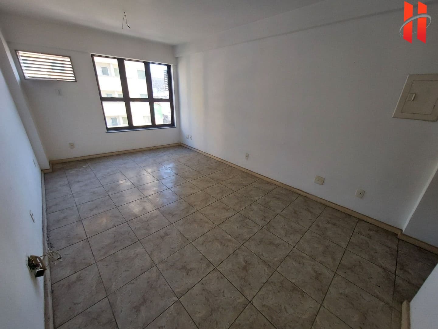SALA COMERCIAL à venda com 28m² de esquina com a Av. Brigadeiro Lima e Silva no Jardim 25 de Agosto - Duque de Caxias/RJ