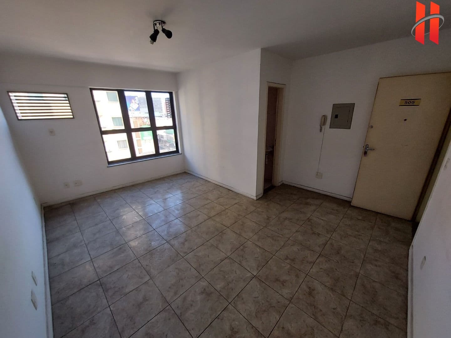 SALA COMERCIAL à venda com 27m² de esquina com a Av. Brigadeiro Lima e Silva no Jardim 25 de Agosto - Duque de Caxias/RJ