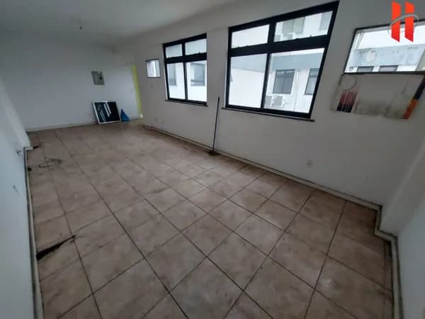 SALA COMERCIAL com 42m² de esquina com a Av. Brigadeiro Lima e Silva no Jardim 25 de Agosto - Duque de Caxias/RJ