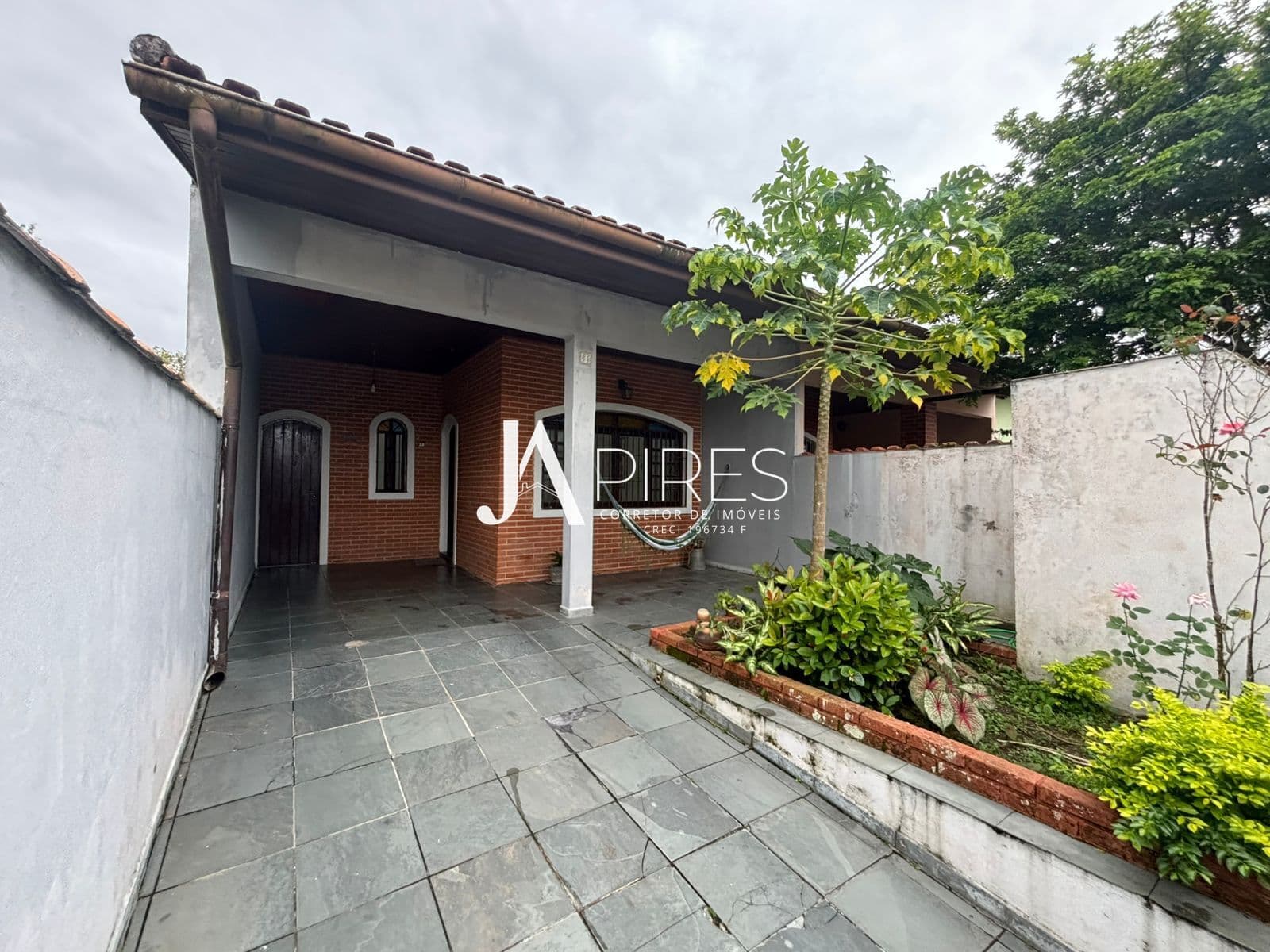 Casa geminada em rua sem saída, ideal para quem busca tranquilidade e segurança!