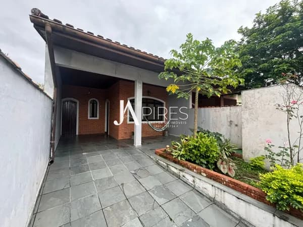Casa geminada em rua sem saída, ideal para quem busca tranquilidade e segurança!