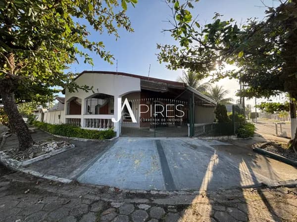 Casa térrea para locação, próxima à praia, em bairro tranquilo e ideal para quem busca conforto e qualidade de vida.